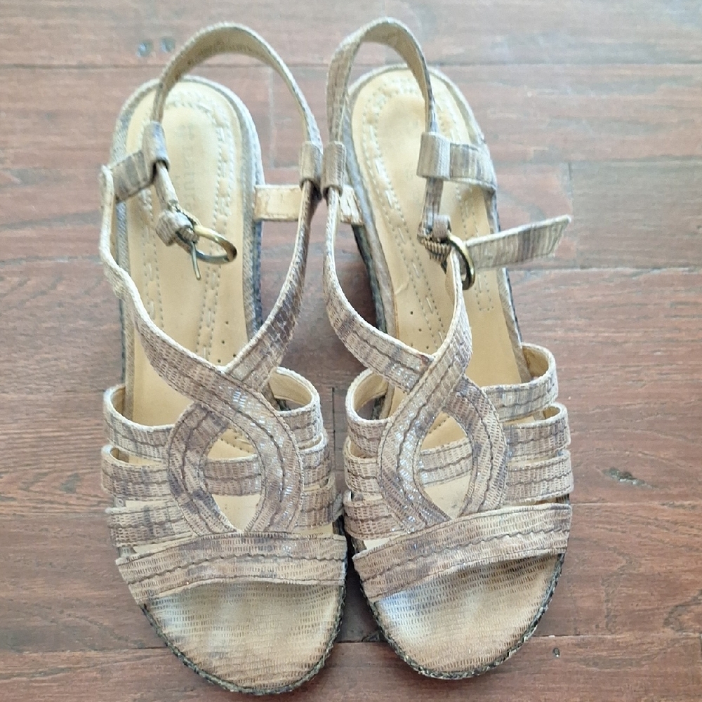 Naturalizer Textured Tan Sandals